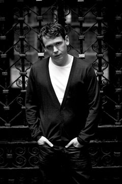 Andrew Sheridan interpreta Terry Mason