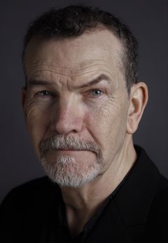 Martin Carroll interpreta Dr. Warren