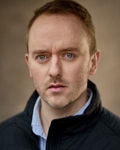 Daniel Harland interpreta Courtier (uncredited)