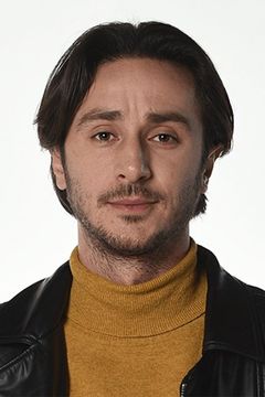 Ahmet Rıfat Şungar interpreta Sarp
