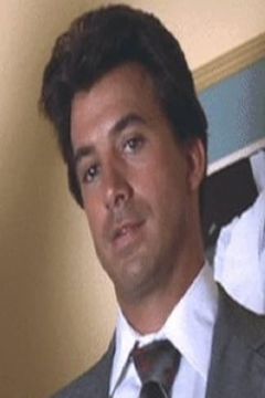 Jason Andrews interpreta Operator Carter