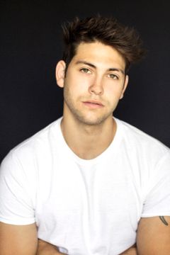 Anthony Caravella interpreta Clothing Store Employee