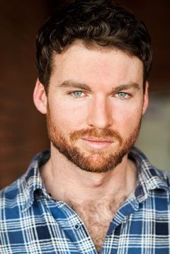 Joshua Lin Hodge interpreta Frank