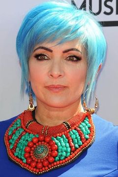 Jane Wiedlin interpreta Alien Communications Officer