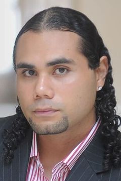 Mark Medeiros interpreta Kai