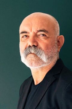 Ercan Kesal interpreta Gökhan