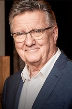 Graeme Blundell interpreta Ruwee Naberrie