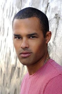 Jason Olive interpreta Detective Sikes