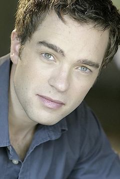 Hadley Fraser interpreta John Hall