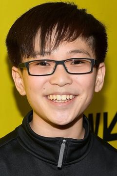 Philip Zhao interpreta Zhou / Sho