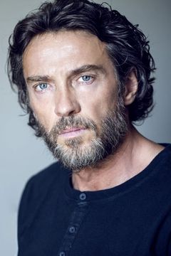 Alessio Boni interpreta Adriano Ventoni