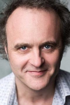 Andy Robb interpreta Dr. Emery