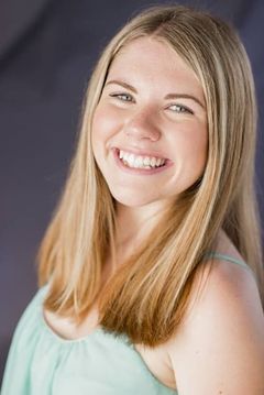 Annabelle Roberts interpreta Pageant Contestant