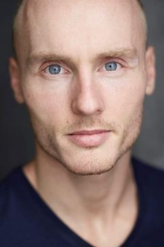 Zak Rowlands interpreta Second Crewman - K. Moore
