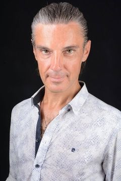 Kaan Yabas interpreta Müşteri