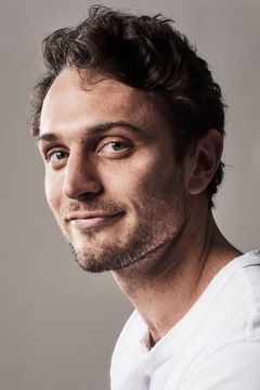 Colin Woodell interpreta Ethan Sinclair