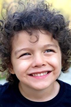 Tainui Kirkwood interpreta Young Arthur (3 Years Old)