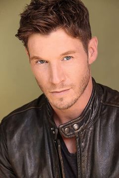 Chad Michael Collins interpreta Brandon Beckett