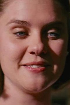Laura Lovelace interpreta Waitress