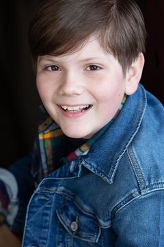 Ethan Mathias interpreta Neighbor (uncredited)
