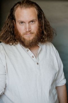 Ross Gosla interpreta David Webb