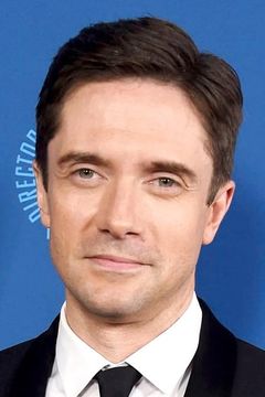 Topher Grace interpreta Mr. Larson (photograph) (uncredited)