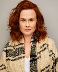 Rebecca Ann Johnson interpreta Esme