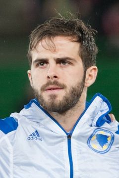 Miralem Pjanić interpreta Self