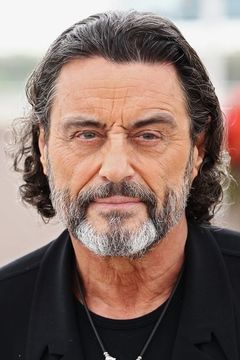 Ian McShane interpreta Ron Parfitt