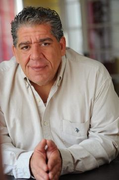Joey Diaz interpreta Stewey