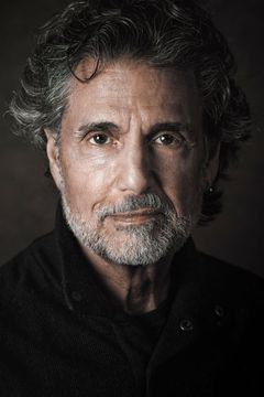 Chris Sarandon interpreta Gordon Stuart
