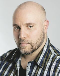 Rami Hilmi interpreta V Army Member (uncredited)