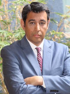 Sebestien Soliz interpreta Worker