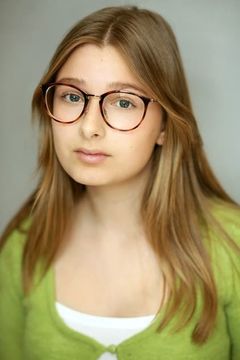 Imogen Lamb interpreta Mary-Lou Linnett