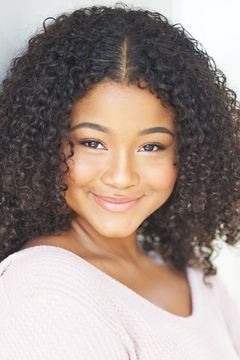 Kayla Hutton interpreta Nikki