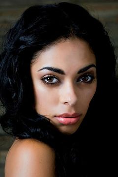 Shelley Nicole interpreta Ms. Clinton