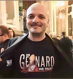 Peppe Iodice interpreta Enzo