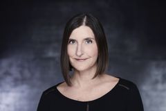 Lori Ravensborg interpreta April White