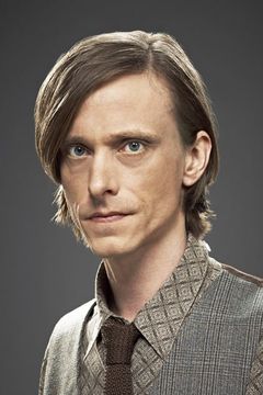 Mackenzie Crook interpreta Newspaper Seller