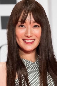 Rin Takanashi interpreta Akiko