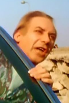 Luciano Tacconi interpreta Man in the car