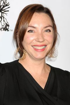 Stephanie Courtney interpreta Sara