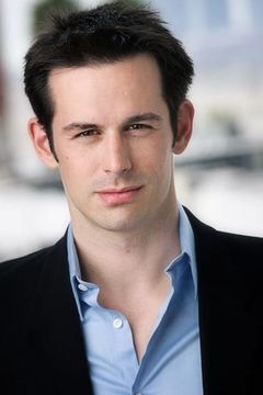 Matt Mullins interpreta De Luca's Bodyguard (uncredited)