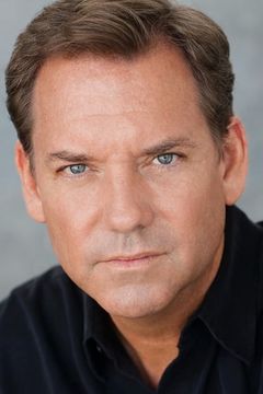 Tom Hillmann interpreta Living Gift Salesman