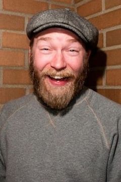 Kyle Kinane interpreta Garvey