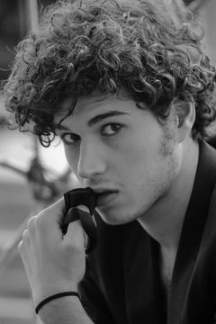 Giancarlo Commare interpreta Riccardo
