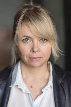 Rebecca Lacey interpreta Thea