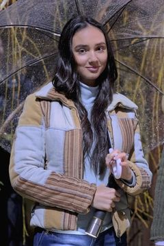 Mia Shanks interpreta Young Starlet