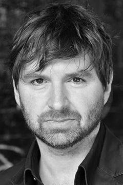 John Lightbody interpreta Assistant Hotel Manager