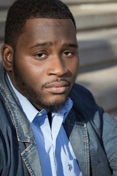 Charles W Harris III interpreta Officer Brown (uncredited)
